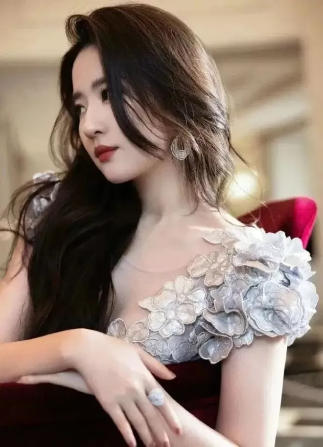 刘亦菲早年跟小姨合影，无美颜滤镜的年代，小姨竟比妈妈还漂亮！