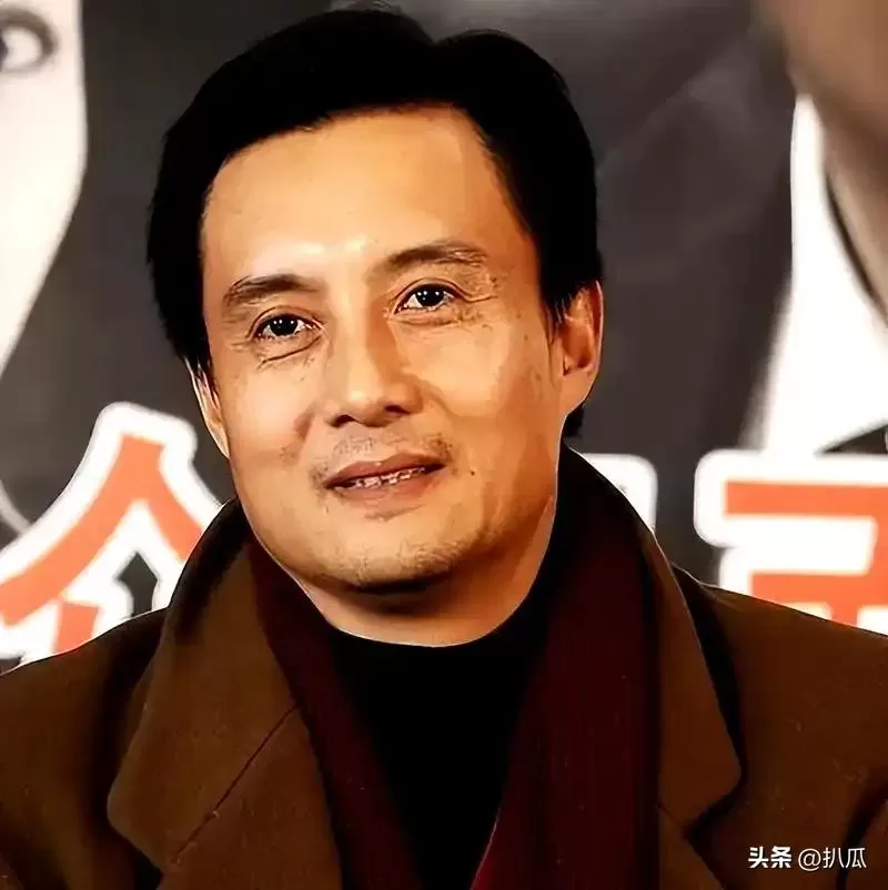 他被谢霆锋打成重伤，发妻6次流产绝情离开，现在街头卖卤肉为生