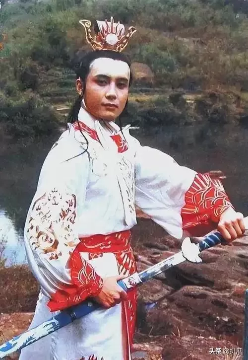 他被谢霆锋打成重伤，发妻6次流产绝情离开，现在街头卖卤肉为生