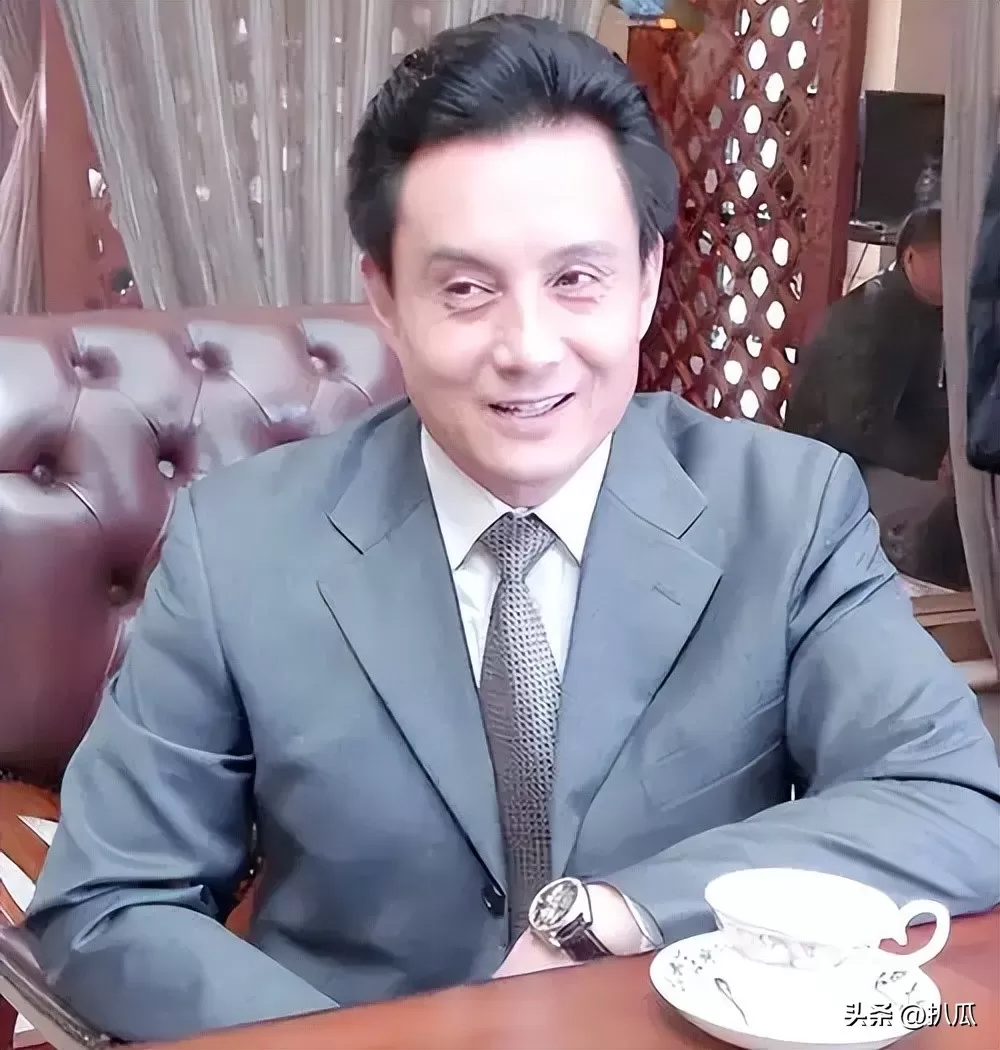他被谢霆锋打成重伤，发妻6次流产绝情离开，现在街头卖卤肉为生