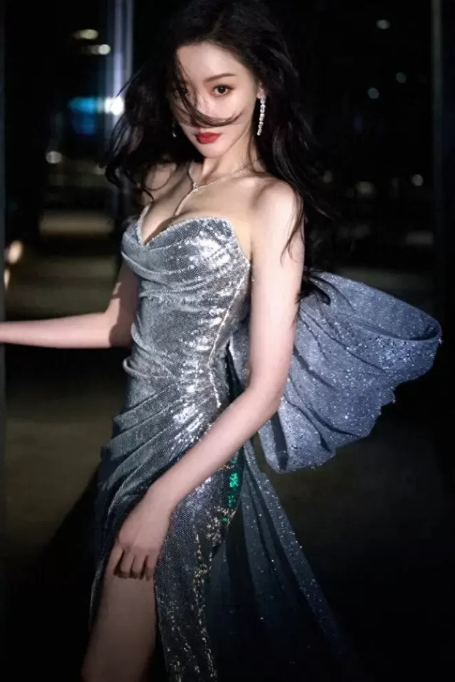 35岁张天爱晒出大暑写真，上演极致自律成熟性感美，网友赞