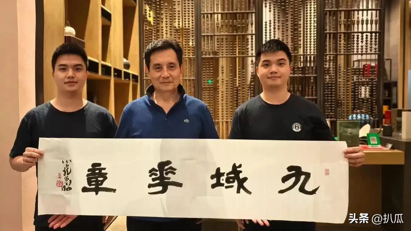 他被谢霆锋打成重伤，发妻6次流产绝情离开，现在街头卖卤肉为生