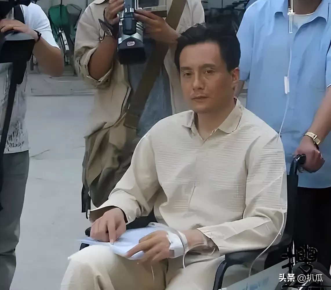 他被谢霆锋打成重伤，发妻6次流产绝情离开，现在街头卖卤肉为生