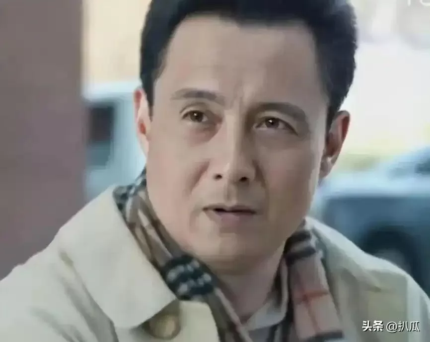 他被谢霆锋打成重伤，发妻6次流产绝情离开，现在街头卖卤肉为生