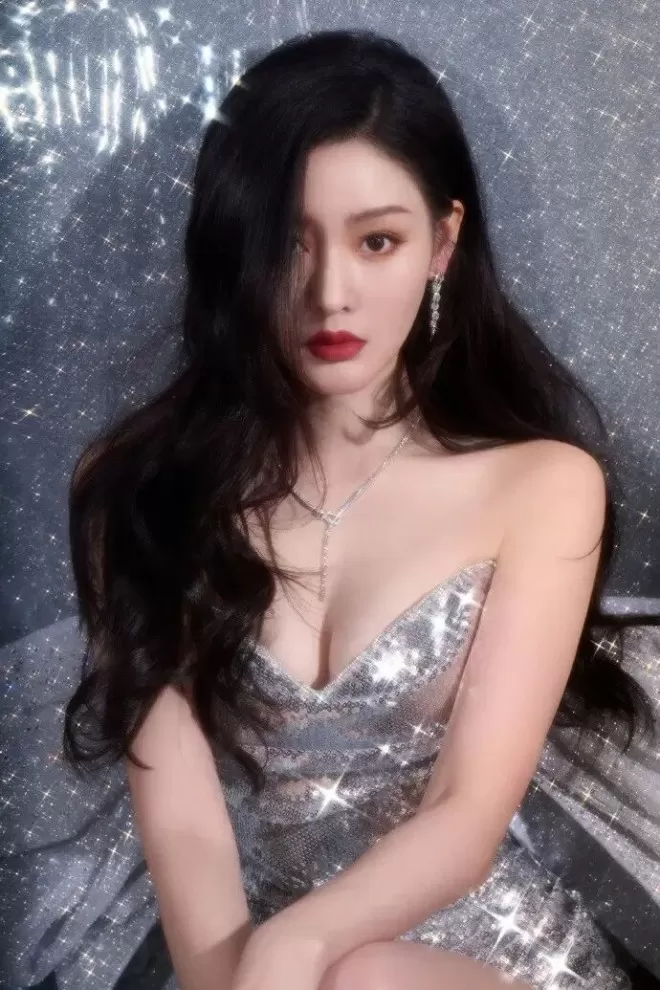 35岁张天爱晒出大暑写真，上演极致自律成熟性感美，网友赞