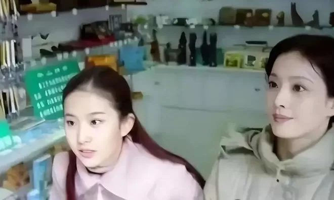 刘亦菲早年跟小姨合影，无美颜滤镜的年代，小姨竟比妈妈还漂亮！