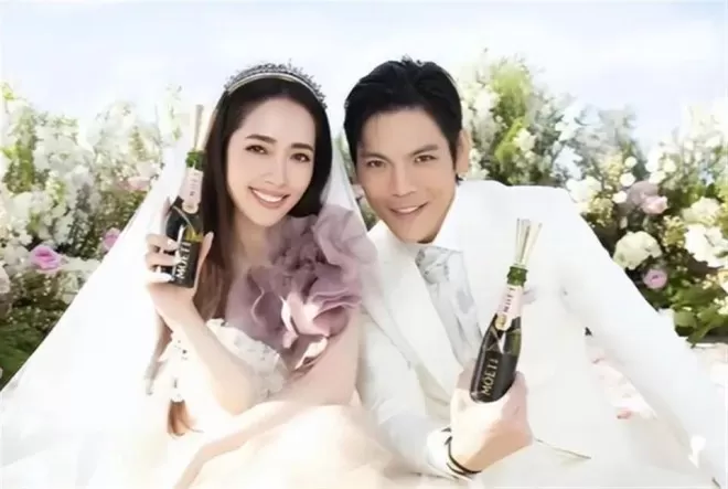郭碧婷一家旅游被偶遇,42岁身材虎背熊腰,扎鸡窝头仍美到失语