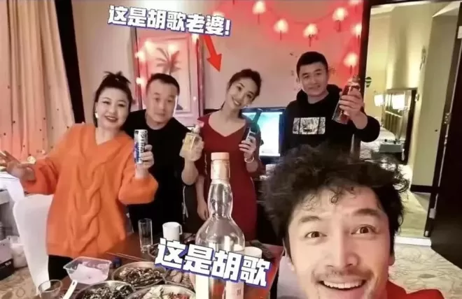飞机上偶遇胡歌夫妇,他老婆个子不高其貌不扬但很凶很护夫