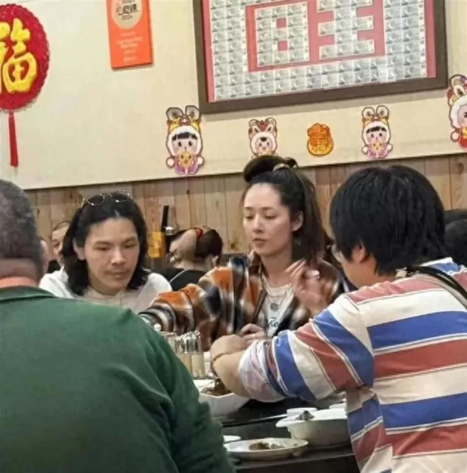 郭碧婷一家旅游被偶遇,42岁身材虎背熊腰,扎鸡窝头仍美到失语