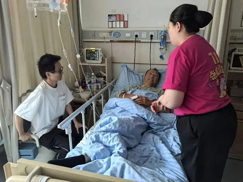 福州男用餐时“肚子突变大”餐厅员工劝3次抢回一条命