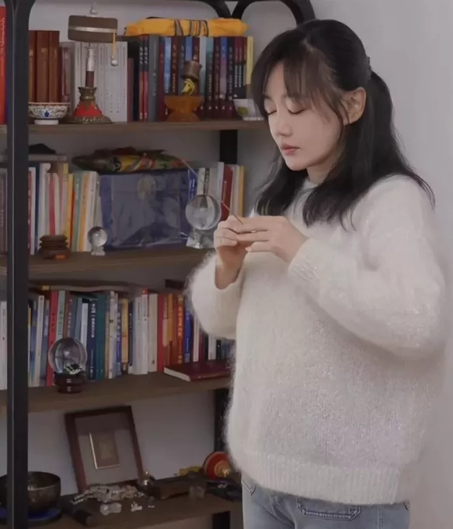 飞机上偶遇胡歌夫妇,他老婆个子不高其貌不扬但很凶很护夫