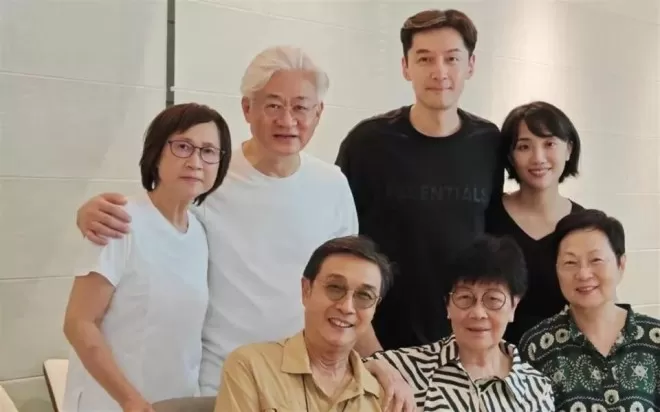 飞机上偶遇胡歌夫妇,他老婆个子不高其貌不扬但很凶很护夫
