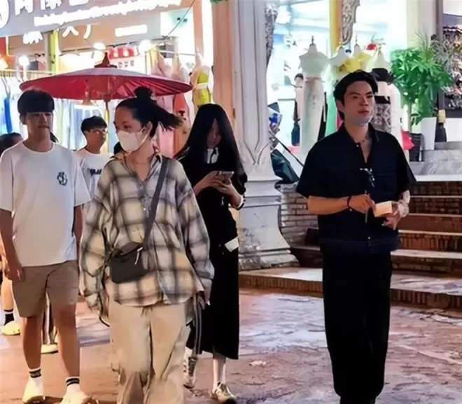 郭碧婷一家旅游被偶遇,42岁身材虎背熊腰,扎鸡窝头仍美到失语