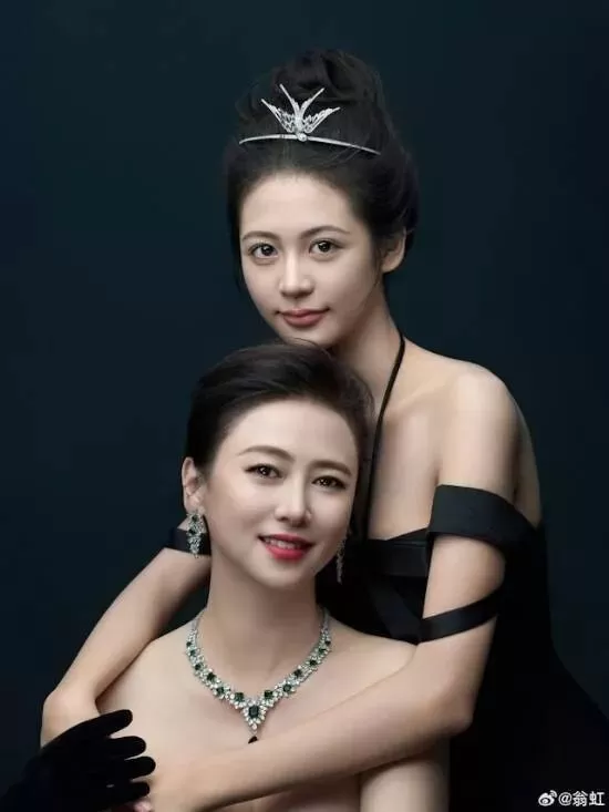 57岁翁虹探访闺蜜海景豪宅 体态现变化引网友关切