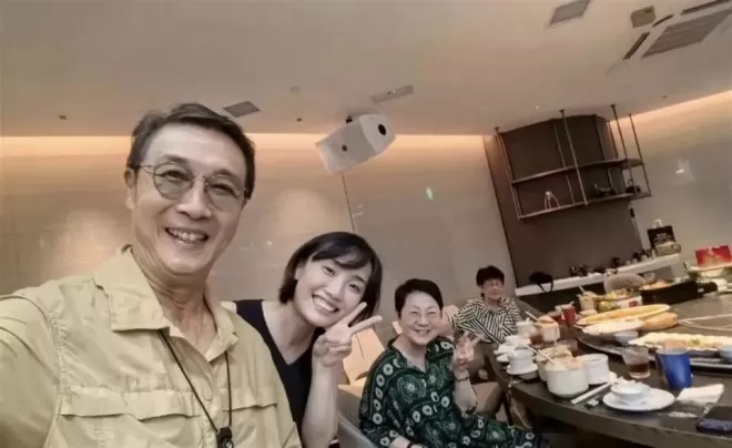 飞机上偶遇胡歌夫妇,他老婆个子不高其貌不扬但很凶很护夫