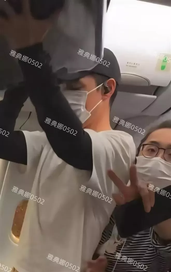 飞机上偶遇胡歌夫妇,他老婆个子不高其貌不扬但很凶很护夫