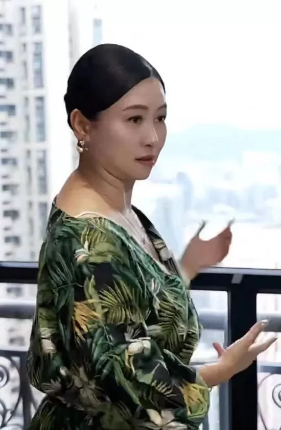 57岁翁虹探访闺蜜海景豪宅 体态现变化引网友关切
