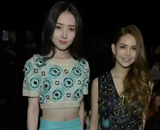 郭碧婷一家旅游被偶遇,42岁身材虎背熊腰,扎鸡窝头仍美到失语