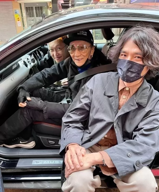 四哥谢贤病逝前居家照流出！摘墨镜露真容