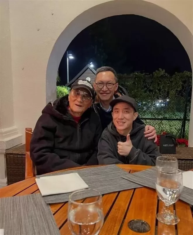 四哥谢贤病逝前居家照流出！摘墨镜露真容