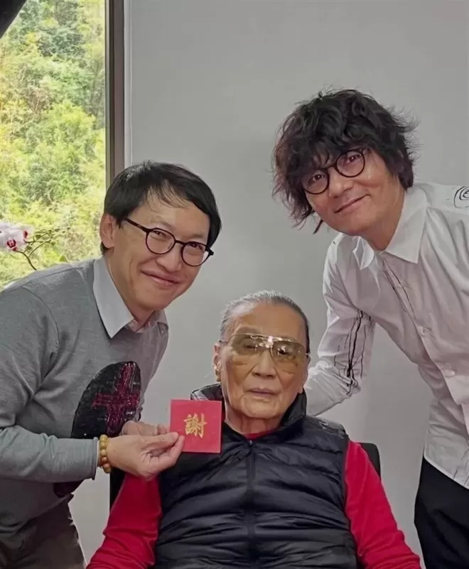 四哥谢贤病逝前居家照流出！摘墨镜露真容