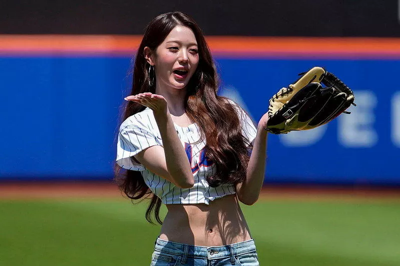 韩星张员瑛为MLB纽约大都会开球“幸运女神”秀蛮腰