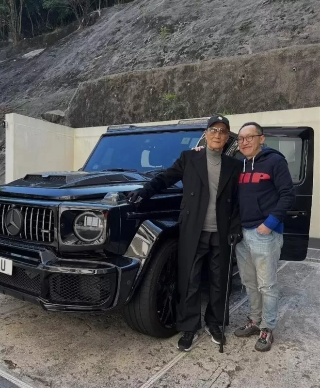 四哥谢贤病逝前居家照流出！摘墨镜露真容