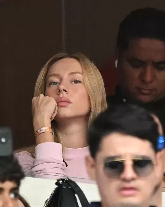 姆巴佩携演员女友现身巴黎街头!派对后逛街买珠宝