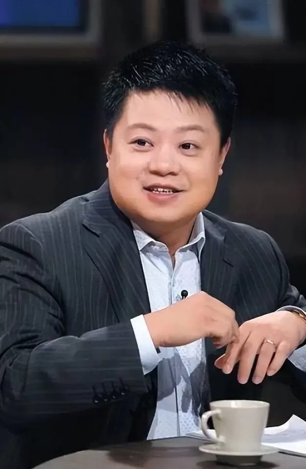 违背父亲意愿，娶央视主持为妻，如今已是大老板