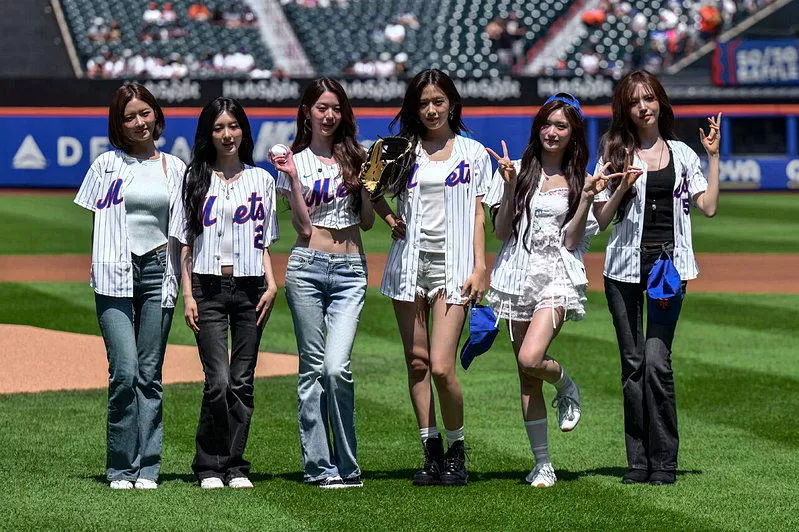 韩星张员瑛为MLB纽约大都会开球“幸运女神”秀蛮腰