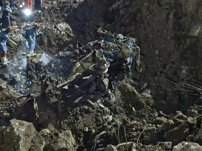 11死50失联…重庆山崩现场寻获失联中巴及人体残骸
