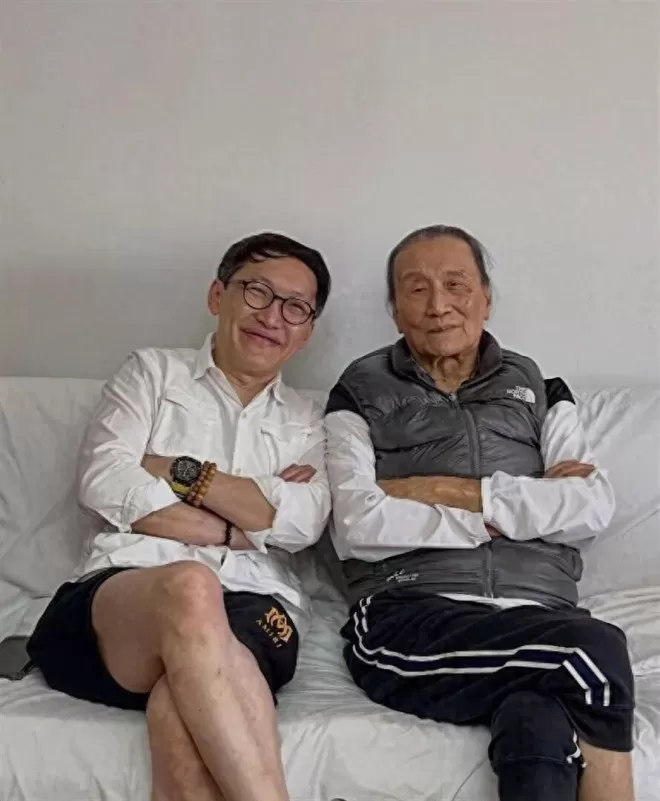 四哥谢贤病逝前居家照流出！摘墨镜露真容