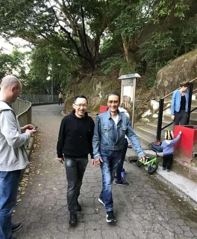 四哥谢贤病逝前居家照流出！摘墨镜露真容