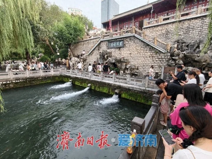 强降雨后济南黑虎泉水位升至30米 “黑虎啸月”盛景再现