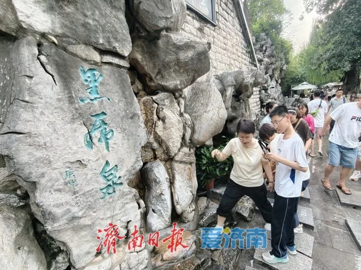 强降雨后济南黑虎泉水位升至30米 “黑虎啸月”盛景再现