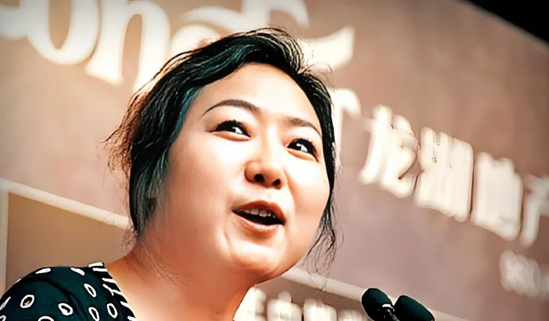 重庆女首富吴亚军 送前夫200亿 给女儿500亿 她这辈子到底在算什么账？