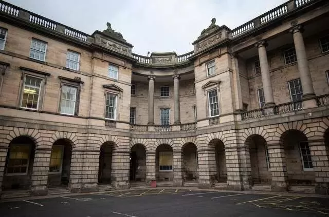英国15岁少女车站遭绑架，被拖地下室强奸