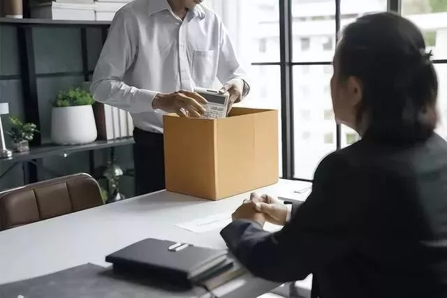 经理展示女儿视频意外弹出成人内容，被认定骚扰解雇