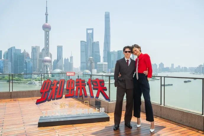 露背即封神!赞达亚绝美造型刷爆全网