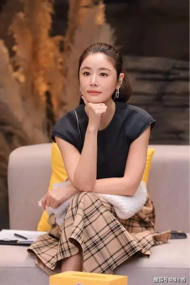 50岁林心如增肥后气质大变，差点认不出 ...