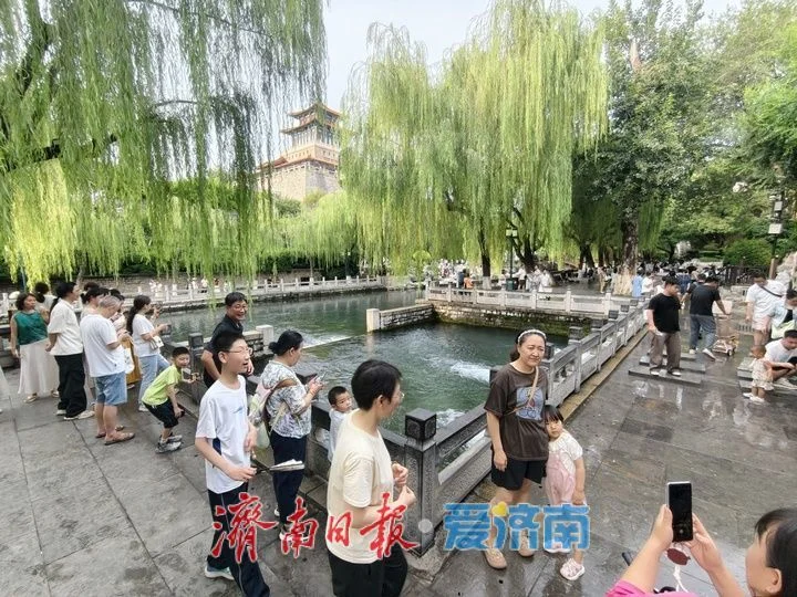 强降雨后济南黑虎泉水位升至30米 “黑虎啸月”盛景再现