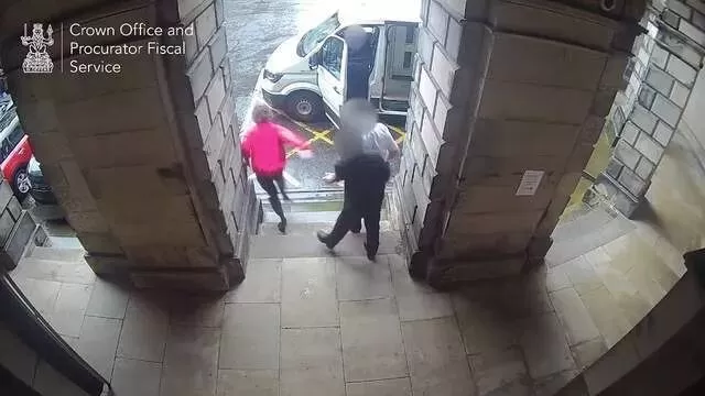 英国15岁少女车站遭绑架，被拖地下室强奸