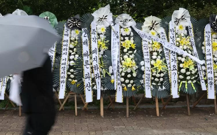 韩国国会前摆满“吊唁花圈”！血亏的散户集体抗议，“废除三星海力士杠杆ETF”！