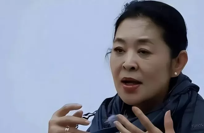 67岁身家过亿的倪萍近况曝光，27岁儿子成"心病"