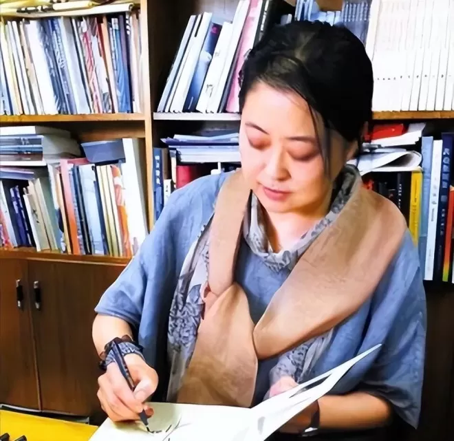 67岁身家过亿的倪萍近况曝光，27岁儿子成"心病"