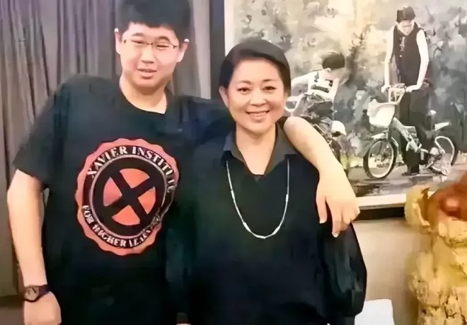 67岁身家过亿的倪萍近况曝光，27岁儿子成"心病"