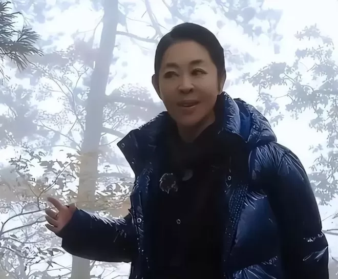 67岁身家过亿的倪萍近况曝光，27岁儿子成"心病"