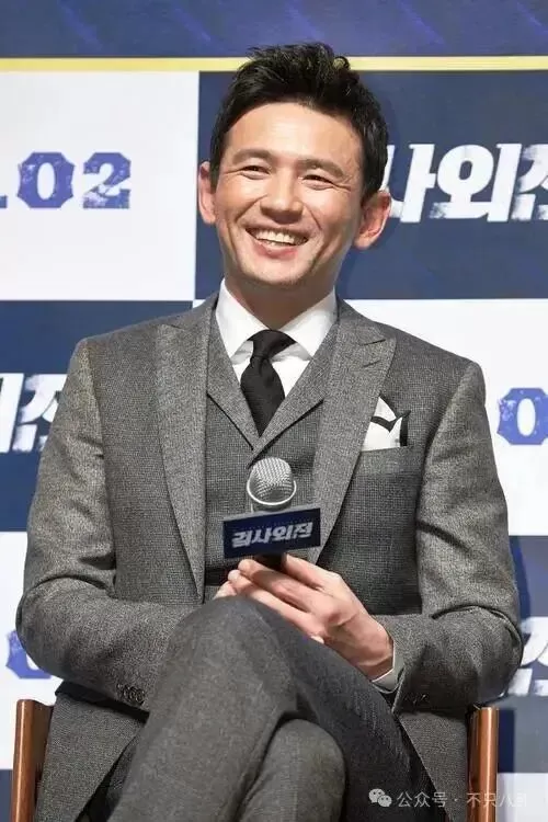 结婚22年0绯闻的他，居然被曝出轨？