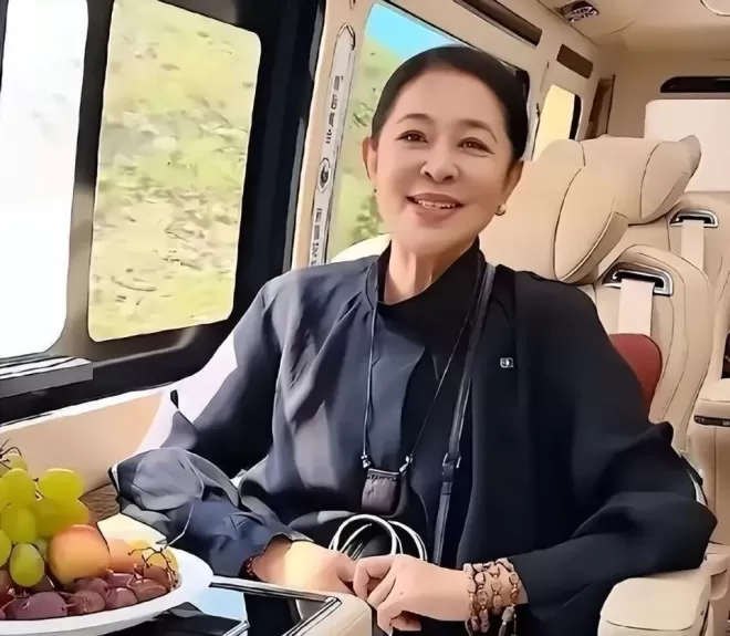 67岁身家过亿的倪萍近况曝光，27岁儿子成"心病"