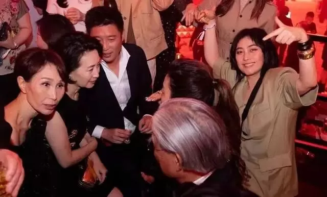 霍启山带娜然一同看球，霍震霆大方同行....
